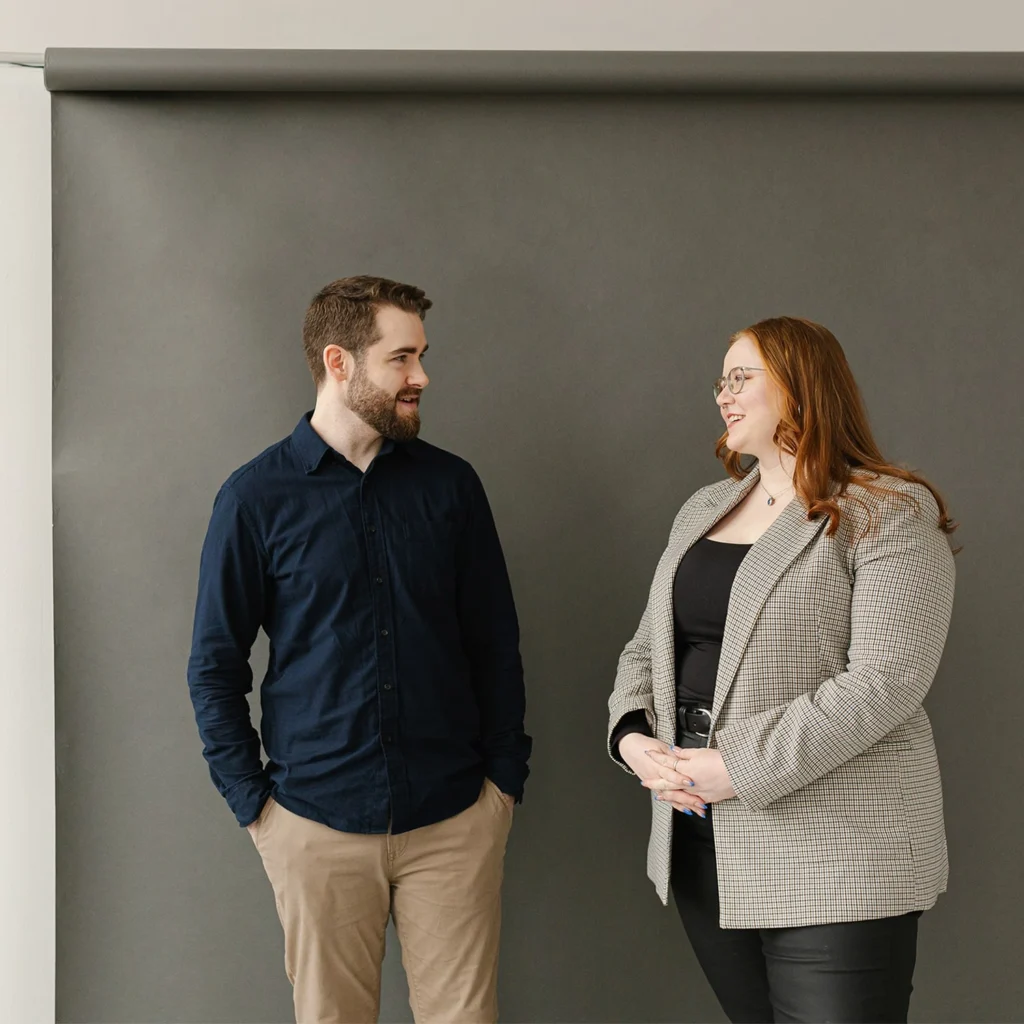 Foto von Erla und Tim bei der Diskussion über 'Marketing für morgen'.