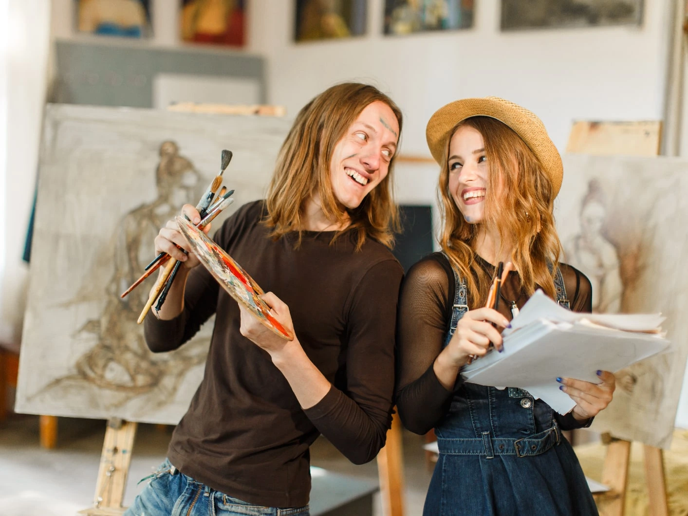 Zwei Frauen von Brush malen und unterhalten sich miteinander über Marketing für morgen.