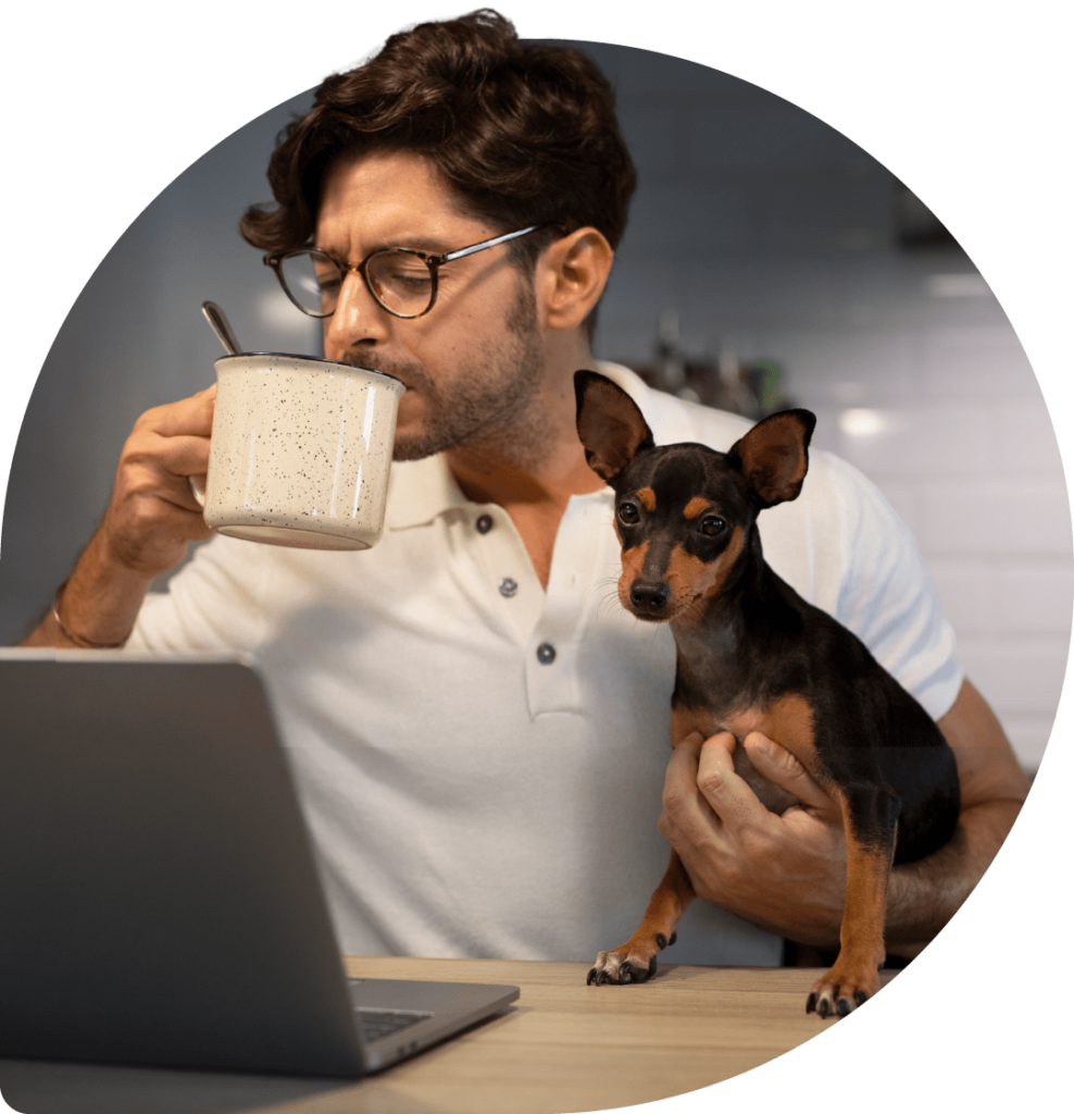 Ein Mann, der bei einer Tasse Kaffee sitzt, während sein Hund entspannt daneben liegt. Hier entstehen Gedanken über Marketing, Zukunft und Ideen.