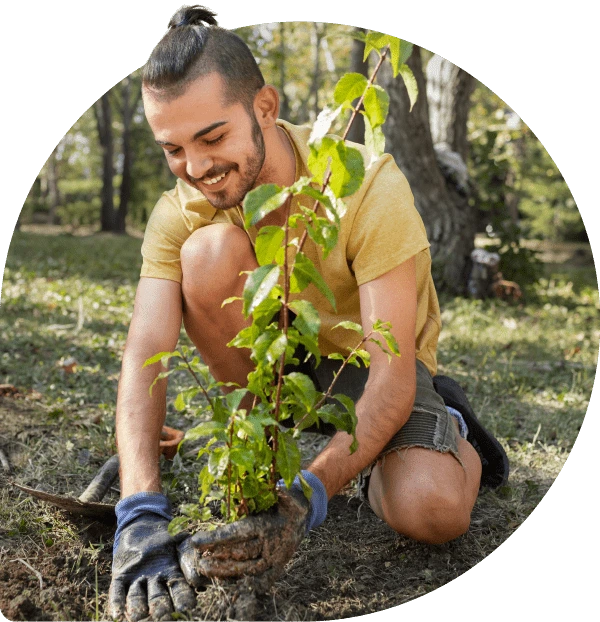 Ein arbeitender Mann im Wald, der mit Begeisterung Gartenarbeit verrichtet und dabei über Marketing, Zukunft und Ideen sinniert.
