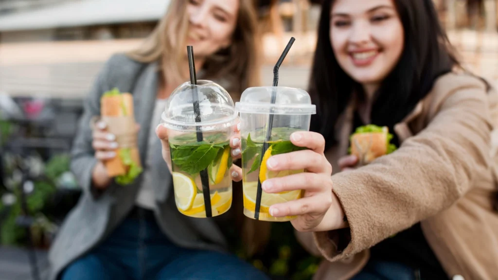 Zwei Frauen, die bei einem Bubble Tea über Positionierung für Start Ups rätseln